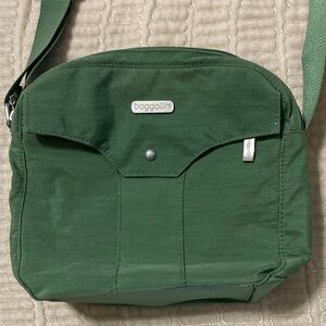 Baggallini Green Crossbody Bag. 7 pockets.